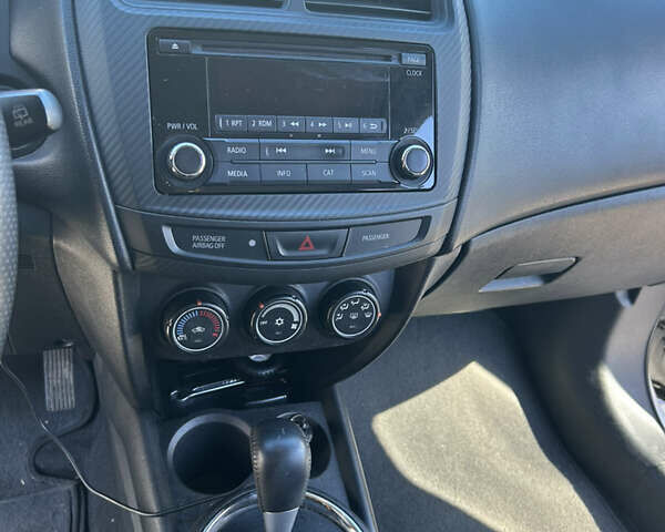 Белый Мицубиси Outlander Sport, объемом двигателя 2 л и пробегом 255 тыс. км за 12000 $, фото 9 на Automoto.ua