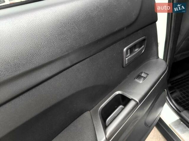 Белый Мицубиси Outlander Sport, объемом двигателя 2.4 л и пробегом 207 тыс. км за 9990 $, фото 37 на Automoto.ua