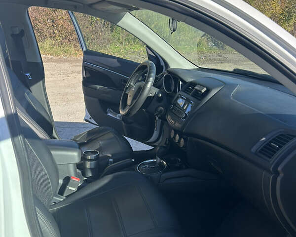 Белый Мицубиси Outlander Sport, объемом двигателя 2 л и пробегом 255 тыс. км за 12000 $, фото 18 на Automoto.ua
