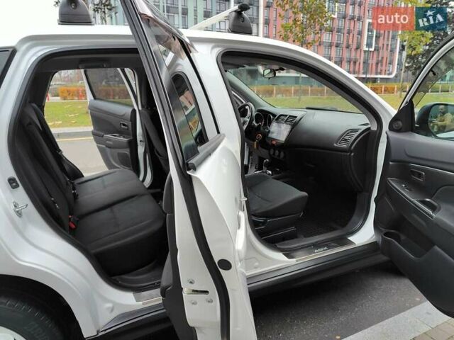 Белый Мицубиси Outlander Sport, объемом двигателя 2.4 л и пробегом 207 тыс. км за 9990 $, фото 24 на Automoto.ua