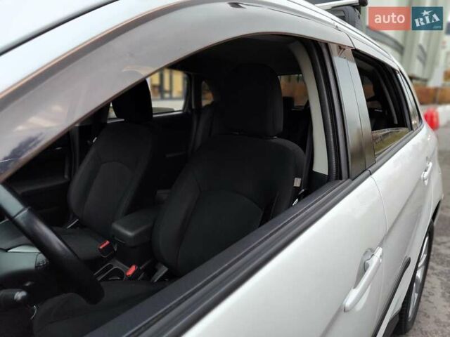 Белый Мицубиси Outlander Sport, объемом двигателя 2.4 л и пробегом 207 тыс. км за 9990 $, фото 4 на Automoto.ua