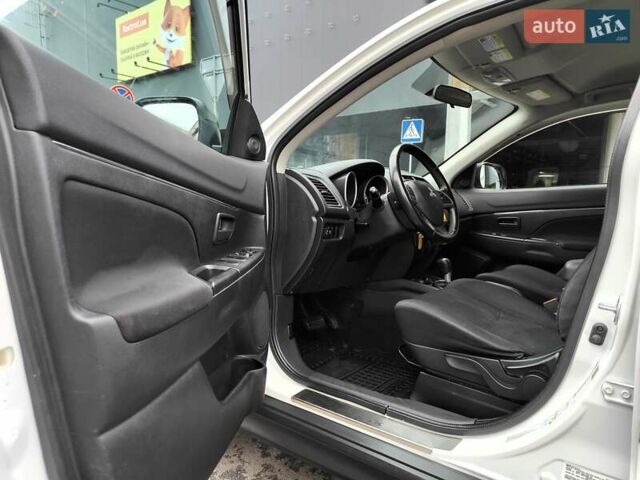 Белый Мицубиси Outlander Sport, объемом двигателя 2.4 л и пробегом 207 тыс. км за 9990 $, фото 48 на Automoto.ua