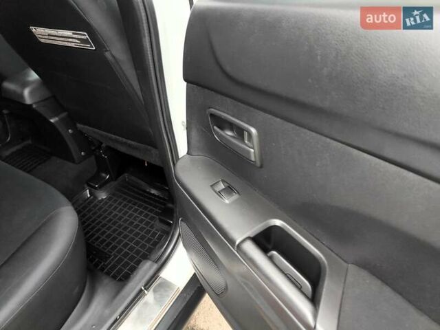 Белый Мицубиси Outlander Sport, объемом двигателя 2.4 л и пробегом 207 тыс. км за 9990 $, фото 51 на Automoto.ua