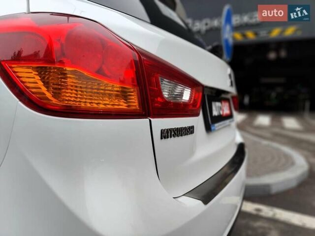 Белый Мицубиси Outlander Sport, объемом двигателя 2.4 л и пробегом 207 тыс. км за 9990 $, фото 16 на Automoto.ua
