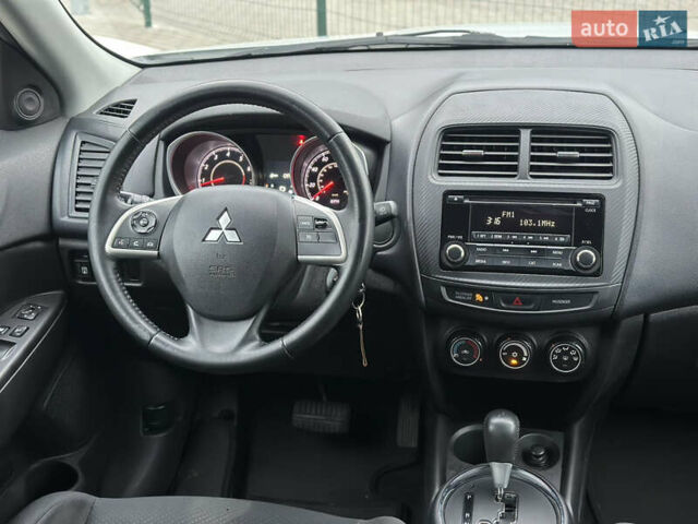 Белый Мицубиси Outlander Sport, объемом двигателя 2 л и пробегом 257 тыс. км за 10800 $, фото 19 на Automoto.ua