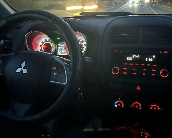 Белый Мицубиси Outlander Sport, объемом двигателя 2 л и пробегом 255 тыс. км за 12000 $, фото 32 на Automoto.ua