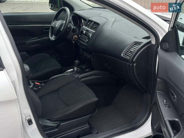 Белый Мицубиси Outlander Sport, объемом двигателя 2 л и пробегом 257 тыс. км за 10800 $, фото 34 на Automoto.ua