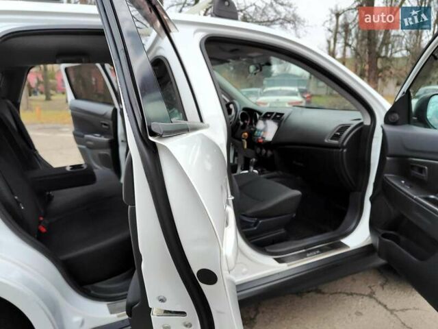 Белый Мицубиси Outlander Sport, объемом двигателя 2.4 л и пробегом 207 тыс. км за 9990 $, фото 26 на Automoto.ua