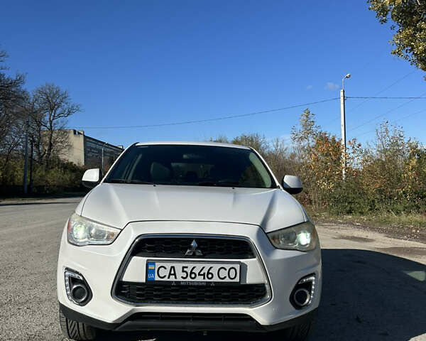 Белый Мицубиси Outlander Sport, объемом двигателя 2 л и пробегом 255 тыс. км за 12000 $, фото 3 на Automoto.ua