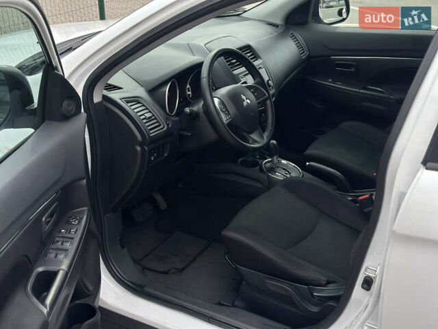 Белый Мицубиси Outlander Sport, объемом двигателя 2 л и пробегом 257 тыс. км за 10800 $, фото 28 на Automoto.ua