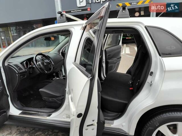 Белый Мицубиси Outlander Sport, объемом двигателя 2.4 л и пробегом 207 тыс. км за 9990 $, фото 6 на Automoto.ua