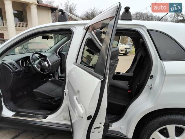 Белый Мицубиси Outlander Sport, объемом двигателя 2.4 л и пробегом 207 тыс. км за 9990 $, фото 5 на Automoto.ua