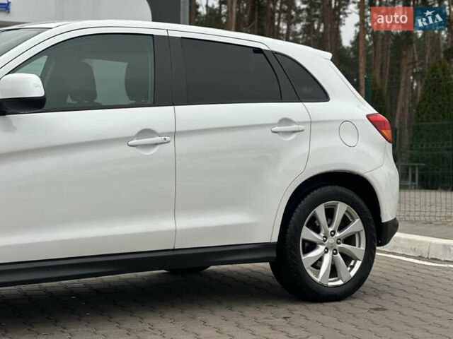 Белый Мицубиси Outlander Sport, объемом двигателя 2 л и пробегом 257 тыс. км за 10800 $, фото 6 на Automoto.ua