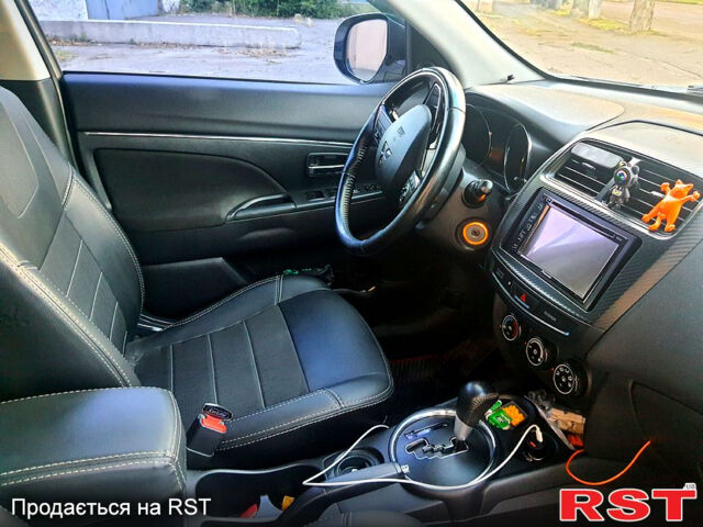 Білий Міцубісі Outlander Sport, об'ємом двигуна 2 л та пробігом 180 тис. км за 12000 $, фото 3 на Automoto.ua