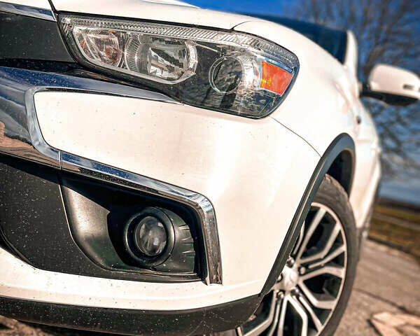 Белый Мицубиси Outlander Sport, объемом двигателя 2.4 л и пробегом 270 тыс. км за 14399 $, фото 4 на Automoto.ua