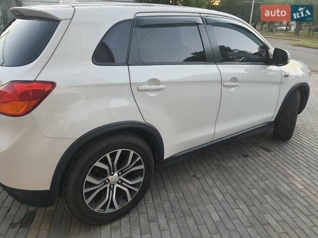 Белый Мицубиси Outlander Sport, объемом двигателя 2 л и пробегом 206 тыс. км за 9000 $, фото 6 на Automoto.ua