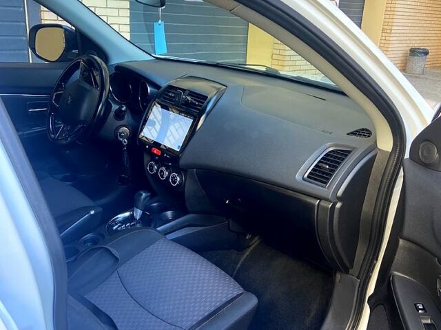 Білий Міцубісі Outlander Sport, об'ємом двигуна 2 л та пробігом 203 тис. км за 11999 $, фото 7 на Automoto.ua