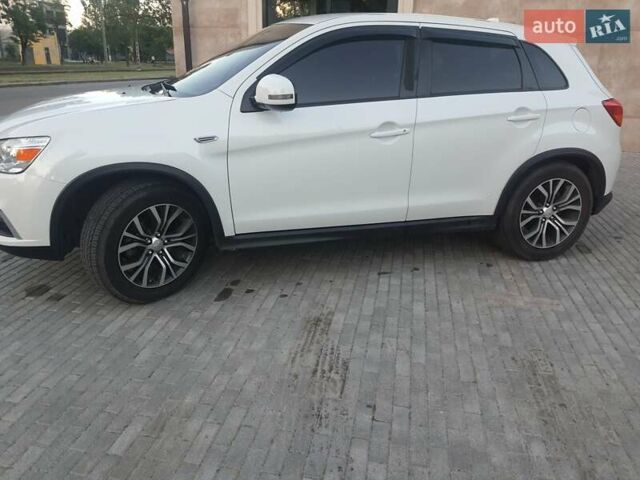 Белый Мицубиси Outlander Sport, объемом двигателя 2 л и пробегом 206 тыс. км за 9000 $, фото 3 на Automoto.ua