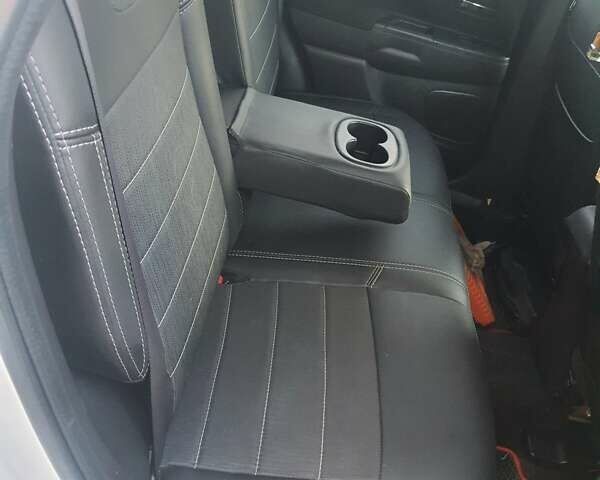 Белый Мицубиси Outlander Sport, объемом двигателя 2 л и пробегом 206 тыс. км за 9000 $, фото 4 на Automoto.ua