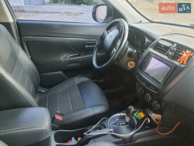 Белый Мицубиси Outlander Sport, объемом двигателя 2 л и пробегом 206 тыс. км за 9000 $, фото 5 на Automoto.ua