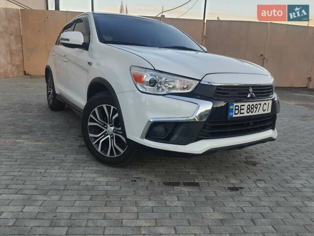 Белый Мицубиси Outlander Sport, объемом двигателя 2 л и пробегом 206 тыс. км за 9000 $, фото 2 на Automoto.ua