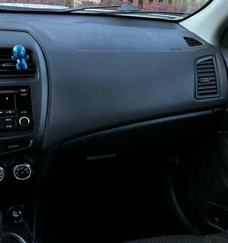 Білий Міцубісі Outlander Sport, об'ємом двигуна 2 л та пробігом 77 тис. км за 14000 $, фото 16 на Automoto.ua