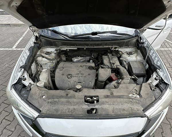 Белый Мицубиси Outlander Sport, объемом двигателя 2.36 л и пробегом 123 тыс. км за 10500 $, фото 14 на Automoto.ua