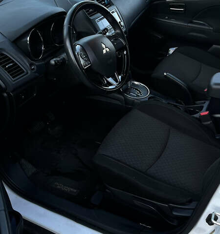 Білий Міцубісі Outlander Sport, об'ємом двигуна 2 л та пробігом 77 тис. км за 14000 $, фото 17 на Automoto.ua