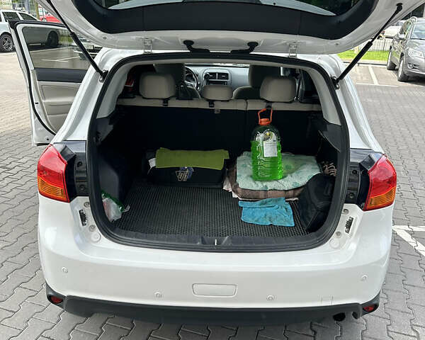 Белый Мицубиси Outlander Sport, объемом двигателя 2.36 л и пробегом 123 тыс. км за 10500 $, фото 13 на Automoto.ua