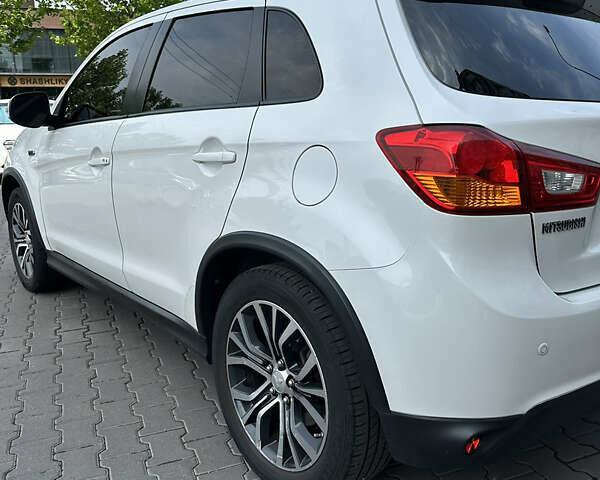 Белый Мицубиси Outlander Sport, объемом двигателя 2.36 л и пробегом 123 тыс. км за 10500 $, фото 5 на Automoto.ua