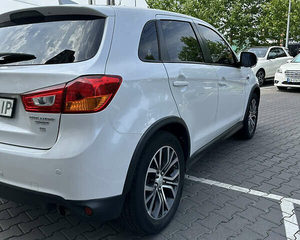 Белый Мицубиси Outlander Sport, объемом двигателя 2.36 л и пробегом 123 тыс. км за 10500 $, фото 6 на Automoto.ua