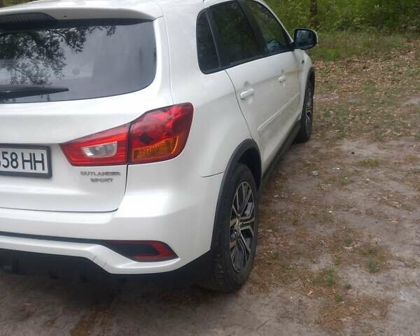 Белый Мицубиси Outlander Sport, объемом двигателя 2 л и пробегом 95 тыс. км за 13333 $, фото 6 на Automoto.ua