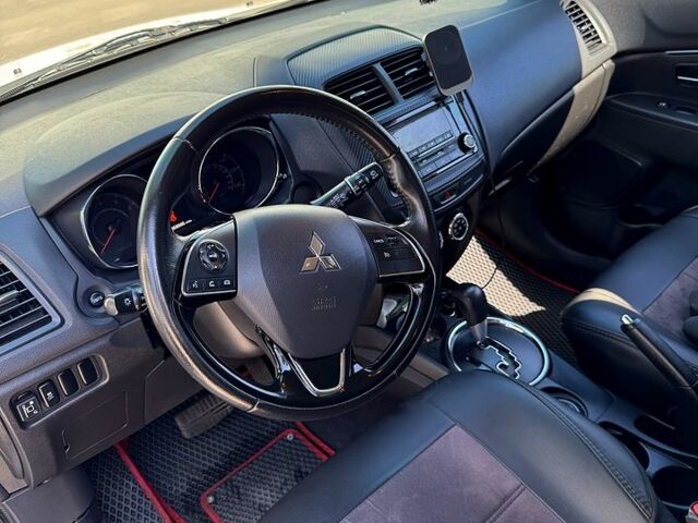 Белый Мицубиси Outlander Sport, объемом двигателя 2 л и пробегом 110 тыс. км за 12600 $, фото 6 на Automoto.ua