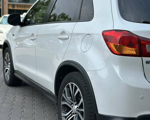 Белый Мицубиси Outlander Sport, объемом двигателя 2.36 л и пробегом 123 тыс. км за 10500 $, фото 4 на Automoto.ua