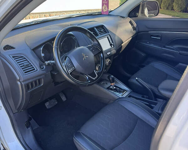 Белый Мицубиси Outlander Sport, объемом двигателя 2 л и пробегом 144 тыс. км за 16400 $, фото 11 на Automoto.ua