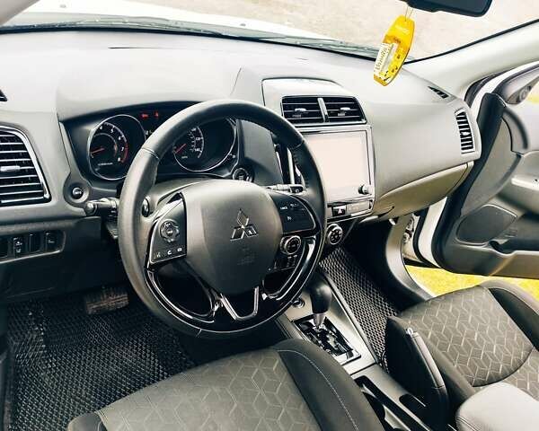 Білий Міцубісі Outlander Sport, об'ємом двигуна 2 л та пробігом 75 тис. км за 18400 $, фото 2 на Automoto.ua