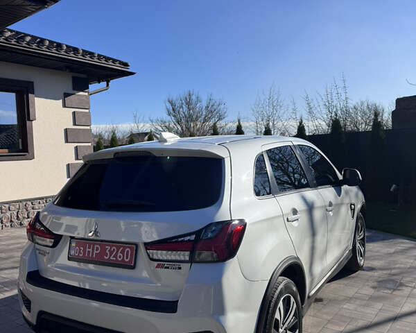 Белый Мицубиси Outlander Sport, объемом двигателя 2 л и пробегом 144 тыс. км за 16400 $, фото 6 на Automoto.ua