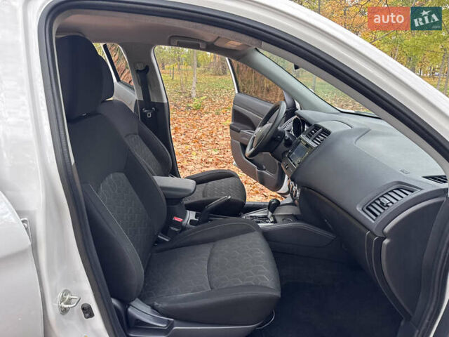 Міцубісі Outlander Sport 2019 у Кропивницькому (Кіровограді) на Automoto.ua Білий Міцубісі Outlander Sport, об'ємом двигуна 0 л та пробігом 89 тис. км за 15800 $, фото 19 на Automoto.ua