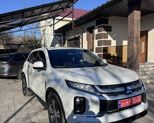 Белый Мицубиси Outlander Sport, объемом двигателя 2 л и пробегом 144 тыс. км за 16400 $, фото 3 на Automoto.ua