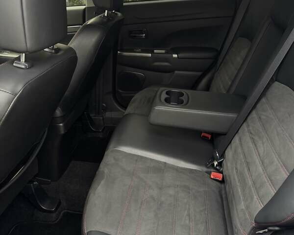 Білий Міцубісі Outlander Sport, об'ємом двигуна 2.4 л та пробігом 68 тис. км за 17000 $, фото 9 на Automoto.ua