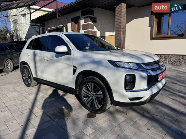 Белый Мицубиси Outlander Sport, объемом двигателя 2 л и пробегом 144 тыс. км за 16400 $, фото 4 на Automoto.ua