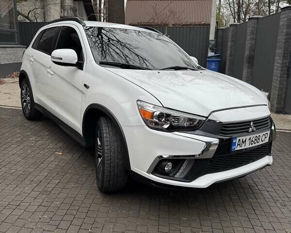 Білий Міцубісі Outlander Sport, об'ємом двигуна 2.4 л та пробігом 68 тис. км за 17000 $, фото 2 на Automoto.ua
