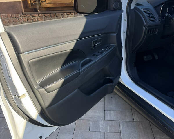 Белый Мицубиси Outlander Sport, объемом двигателя 2 л и пробегом 144 тыс. км за 16400 $, фото 12 на Automoto.ua