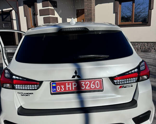 Белый Мицубиси Outlander Sport, объемом двигателя 2 л и пробегом 144 тыс. км за 16400 $, фото 17 на Automoto.ua