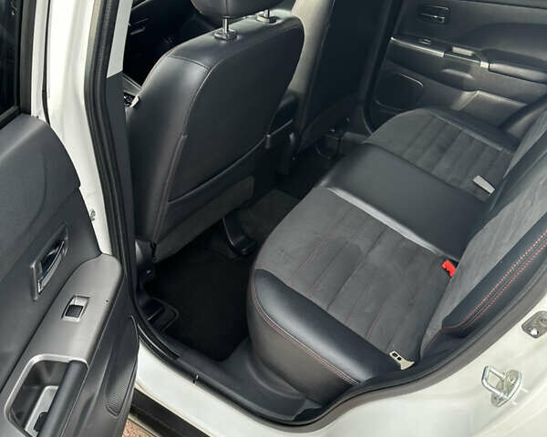 Белый Мицубиси Outlander Sport, объемом двигателя 2.36 л и пробегом 75 тыс. км за 15500 $, фото 8 на Automoto.ua