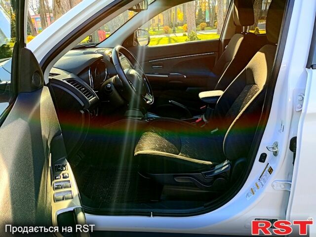 Белый Мицубиси Outlander Sport, объемом двигателя 2 л и пробегом 90 тыс. км за 16500 $, фото 10 на Automoto.ua