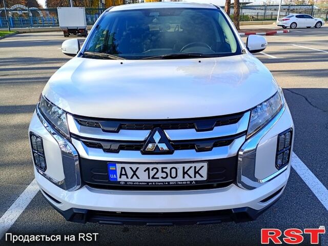 Белый Мицубиси Outlander Sport, объемом двигателя 2 л и пробегом 90 тыс. км за 16500 $, фото 2 на Automoto.ua