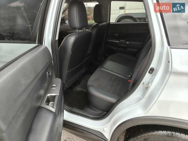 Белый Мицубиси Outlander Sport, объемом двигателя 2 л и пробегом 89 тыс. км за 17900 $, фото 4 на Automoto.ua