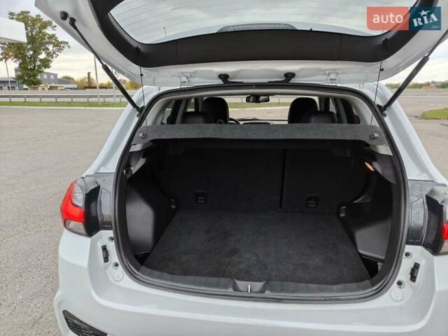 Белый Мицубиси Outlander Sport, объемом двигателя 2 л и пробегом 89 тыс. км за 17900 $, фото 2 на Automoto.ua