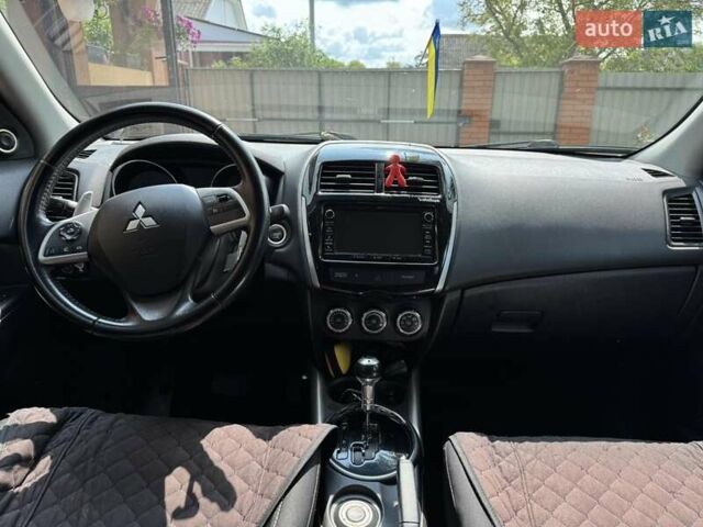 Красный Мицубиси Outlander Sport, объемом двигателя 2 л и пробегом 172 тыс. км за 12500 $, фото 6 на Automoto.ua